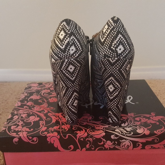Black and White Retro Wedges - Picture 3 of 4